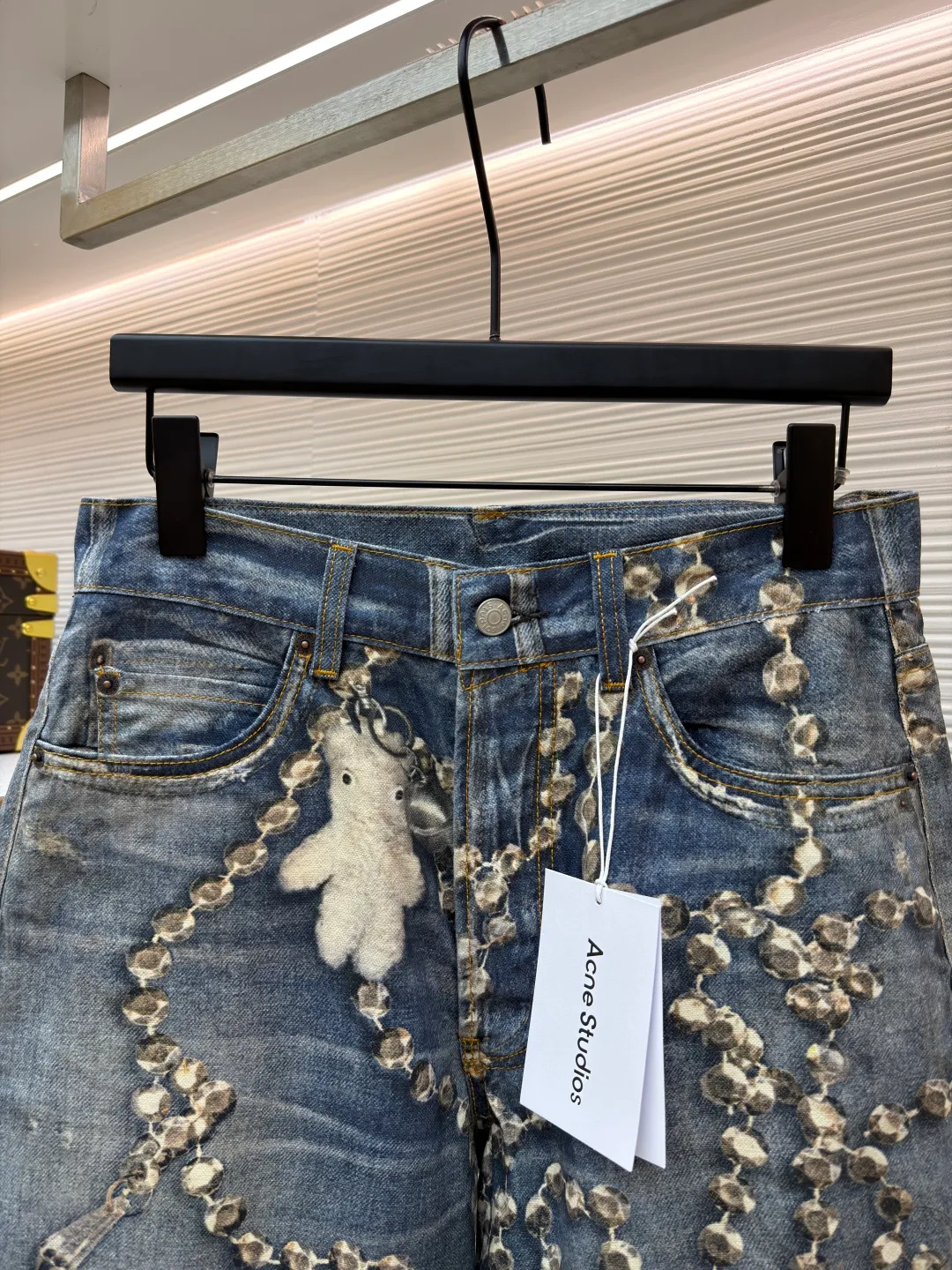 Acne Studios 1981 crystal bow 3D trompe l'oeil bear print jeans ●Original version: 4799 purchase and development ●Item number: 1681621-A80 ●Fabric: denim fabric ●Technology: Printed washed production ●Color: washed blue ●Version: loose fit ●Weight: about 695 grams ●Size: XS-S-M-L-XL-XXL ●Description: These jeans are made of high-density pure cotton denim fabric, which has been treated with a special stonewashing process to show a natural distressed effect and a unique worn texture, while ensuring the stiffness and wear resistance of the fabric. The straight silhouette has a smooth cut and the waistline is designed to fit ergonomics, making it comfortable to wear and allow for freedom of movement. The trousers are decorated with complex bead chains and metal rivets, with exquisite craftsmanship, strong three-dimensional effect and exquisite details. The splicing of the front and back pieces adopts flat-turn open-stitching technology. The stitching is even and neat, and the lines are clear and smooth. The edges of the pockets and trouser legs are reinforced to ensure durability and aesthetics. The hardware accessories have outstanding texture, the zippers are smooth and durable, and the feet are designed with natural curling edges, which not only retains the classic style of denim items, but also incorporates modern design language. From fabric selection, tailoring and production to detail processing, they all reflect the ultimate pursuit of quality and craftsmanship. They are suitable for various occasions and show a fashion attitude that coexists elegance and practicality. The overall wiring is straight and delicate, the fabric is comfortable and soft, and the color is consistent without color difference. It can be matched with the same style to create a fashionable look and control various occasions. Customized accessories, complete with three standards, same style for men and women!